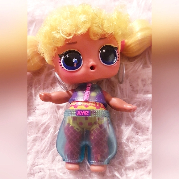 L.O.L Surprise! Remix Hip Hop Club Nae Nae Doll Hair Flip Tots Lil Outrageous - Picture 6 of 10